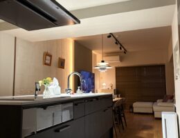 照明とキッチンをブラックで統一